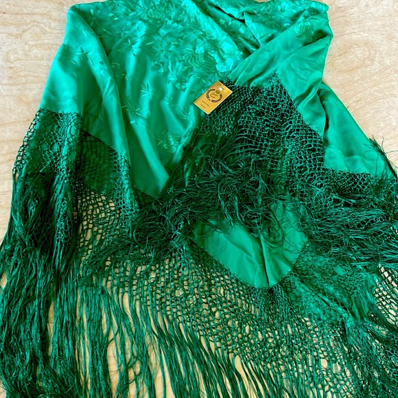 Hand embroidered silk flamenco shawl/piano shawl from Spain NWT - Picture 2 of 5
